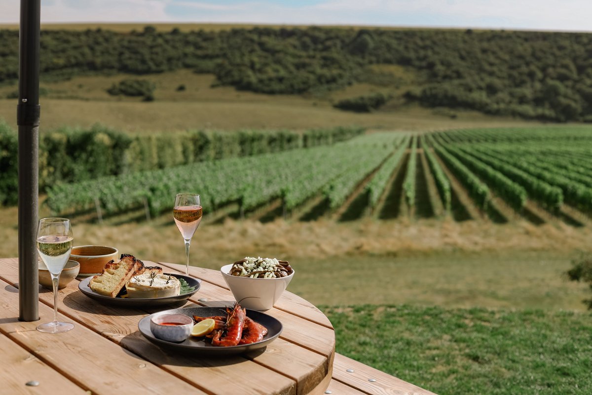 RathfinnyEstate's tweet image. Our summer Estate events programme has dropped! Bookings are now open and here’s a flavour of the lineup:

- Dine in the Vines Series
- The Hut Sundowners
- NEW Summer Kitchen
- English Wine Week Tour &amp;amp; Tasting
- Guest Chef Takeovers

Discover more: ow.ly/kpl850NwVJ7