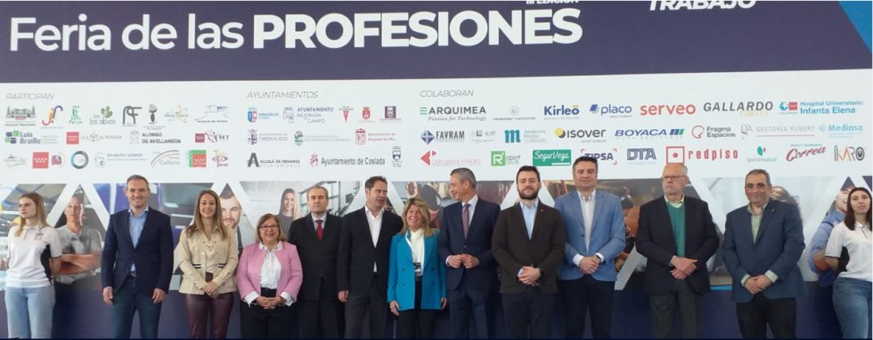 EmpresariosDHen's tweet photo. Empresarios #CorredordelHenares se reúnen con 3.000 jóvenes para informarles de las profesiones demandadas #FeriadelasProfesiones https://t.co/m27XJgSAUO -se-reunen-con-3000-jovenes-para-darles-a-conocer-las-familias-profesionales-mas-demandadas-en-la-iii-feria-de-las-profesiones https://t.co/A9X83xkHZ3