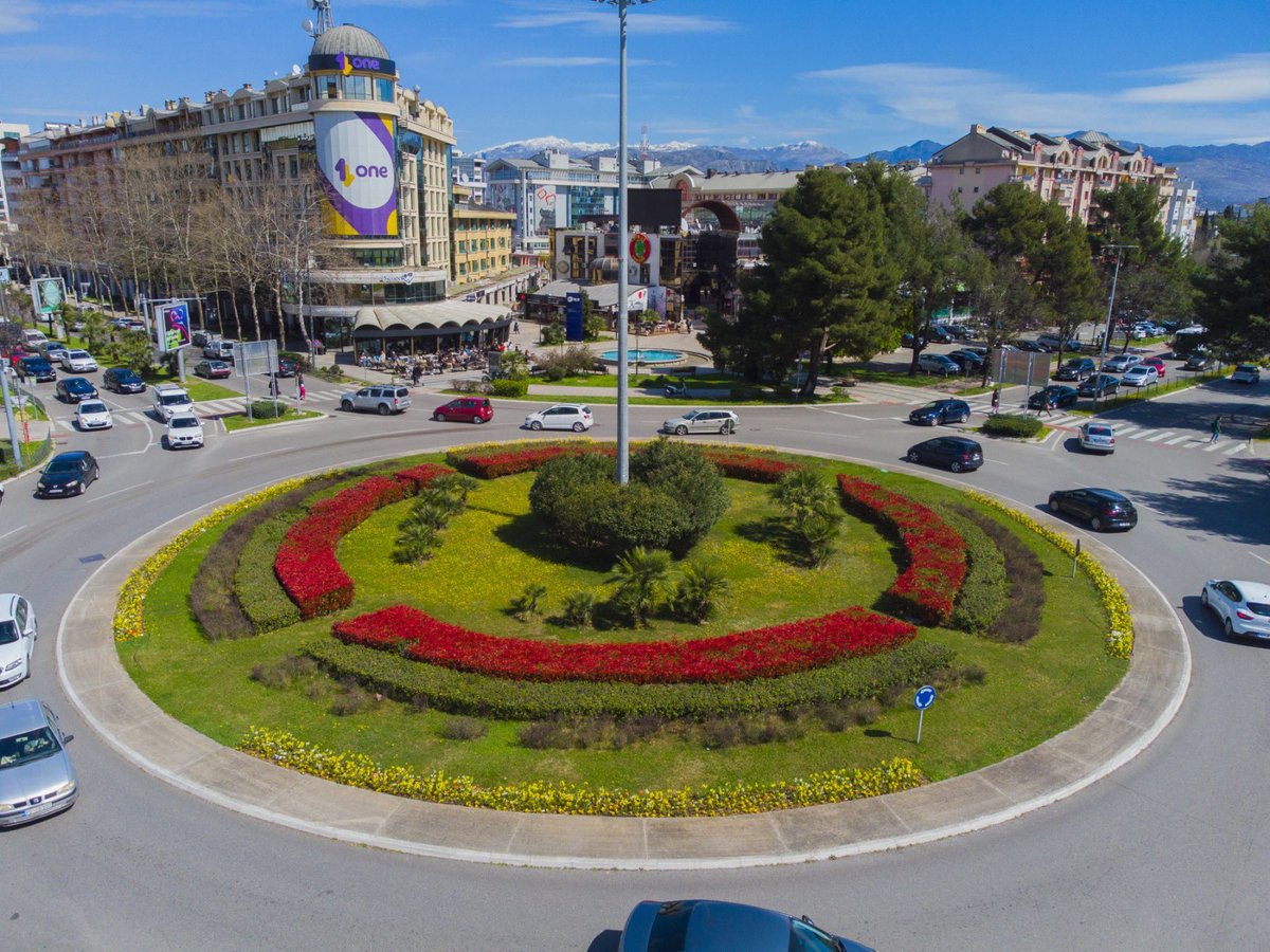 GradPg's tweet photo. PROLJEĆE U PODGORICI 🌷🌸

U susret proljeću gradsko #Zelenilo pored održavanja javnih zelenih površina, posebnu pažnju poklanja i sadnji sezonskog cvijeća. 

Zahvaljujući tome naš grad u ovim mjesecima izgleda posebno lijepo 🙌🏼

#GlavniGradPodgorica https://t.co/ian9WHo1UJ