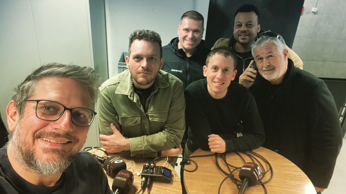 La_Stamm_Tisch's tweet photo. La StammTisch Express 🔥

 Avec @GregBeaud, @JPPresslWenger, @SimonGraf1 et Klaus Zaugg ✌🏽

25 minutes de podcast sur la demi-finale entre @ehcbiel et @zsclions.

À écouter ici:
https://t.co/XsVAlgn3Dm https://t.co/T0qzlPrv1k