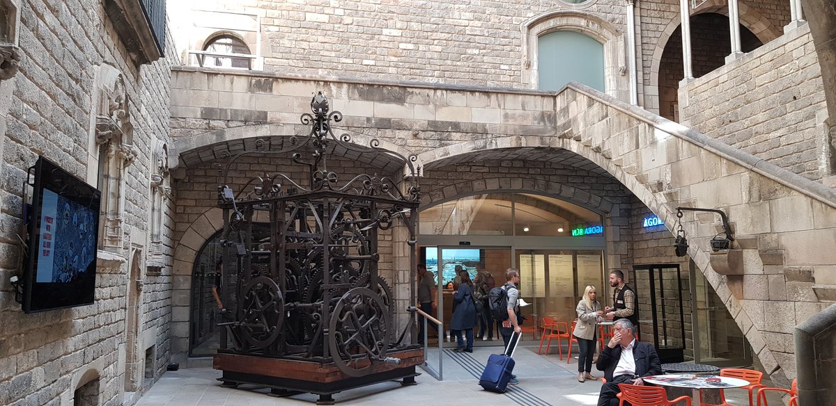 peinadormarta's tweet photo. Al #MUHBA ni ha nous espais: el paseig per la muralla amb vistes a la Via Laietana, #AgoraBarcelona per llegir sobre el museu i explorar la carta històrica de la ciutat, #MuseuEscola aules per visites escolars i un espai de benvinguda per sentir-se com a casa. #MUHBA80 https://t.co/JxLnlcDpLn