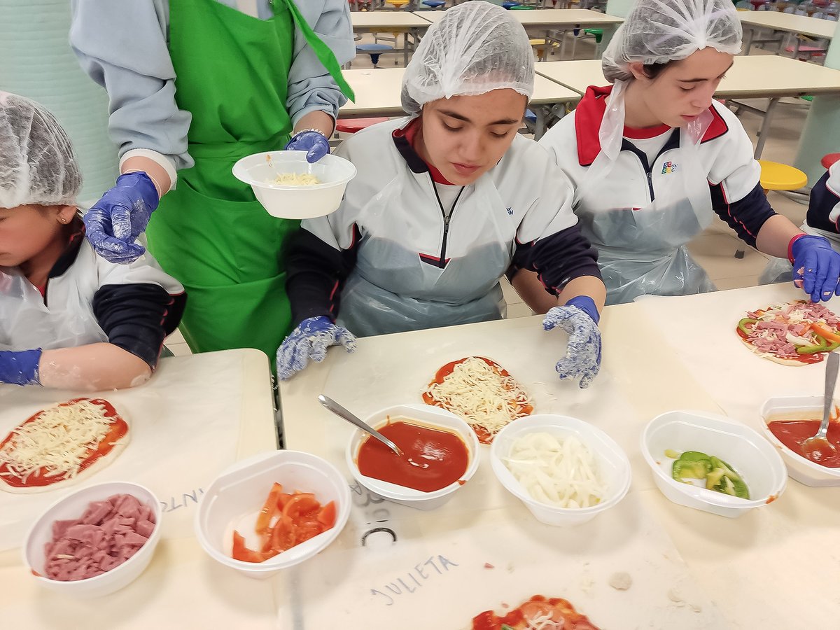 ColegioGaudem's tweet photo. Alumnos de #EBO y #ProgramasProfesionales experimentan el gusto por la cocina participando y disfrutando de los talleres de #cocina organizados por Scolarest 🧑🍳
¡El año que viene nos apuntamos de nuevo! 🥄
#ColegioGaudem > #UnProyectoSingular en #Madrid #Barajas https://t.co/ABfJdxpA1t