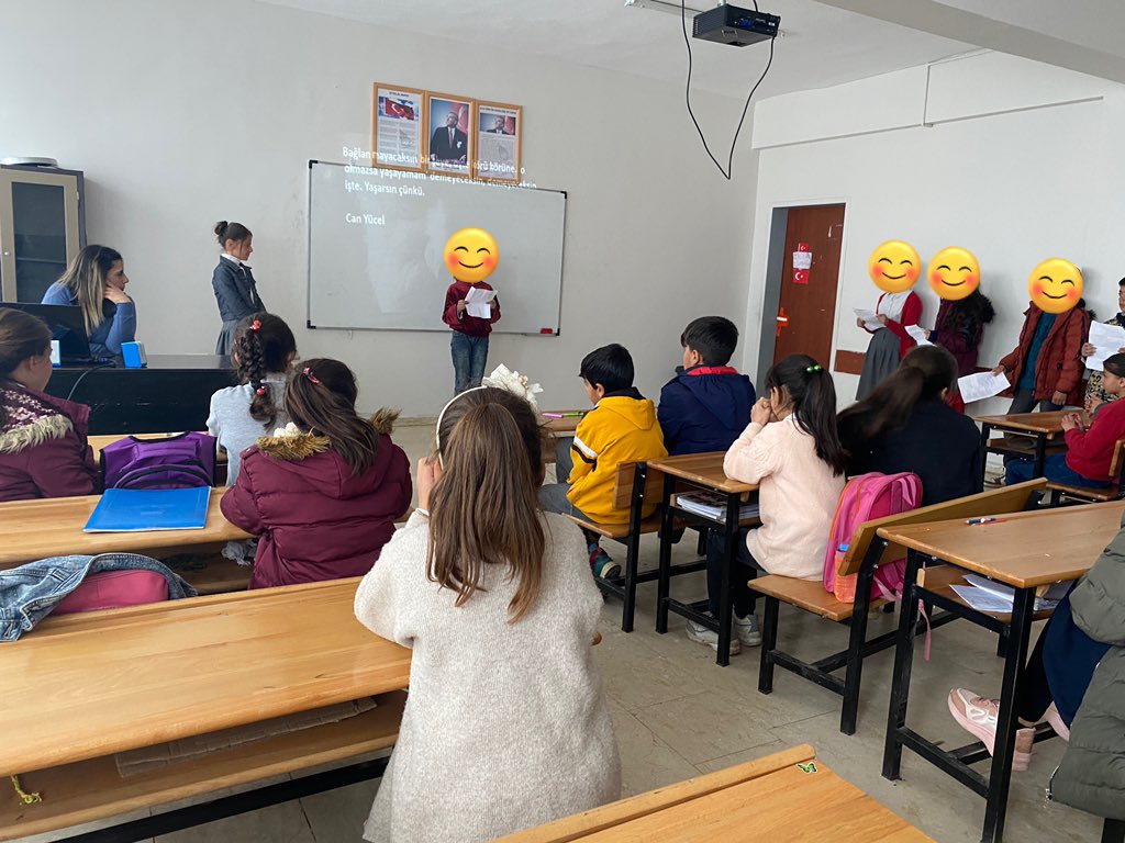 Bugünkü şiir dinletisi etkinliğimizden kareler. Emeği geçen Türkçe öğretmenimize teşekkür eder, katılım sağlayan öğrencilerimizi tebrik ederiz.
<a href="/valisalihayhan/">Salih AYHAN</a> 
<a href="/NKapanoglu/">Nuri Kapanoglu</a> 
<a href="/siverekmem63/">Siverek İlçe MEM</a> 
<a href="/UrfaValiligi/">T.C. ŞANLIURFA VALİLİĞİ</a>