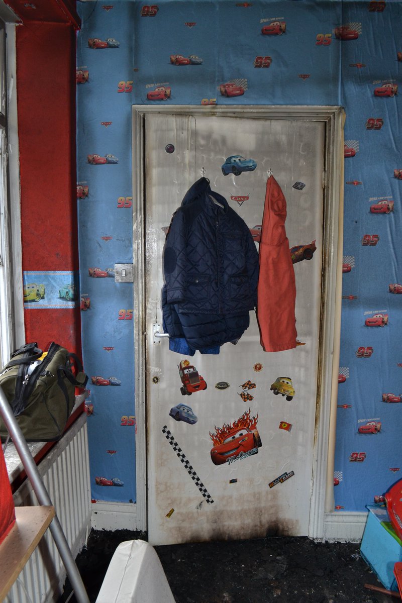 Keeping doors closed can prevent a fire moving through your property and help keep you and your family safe – these photos show both sides of the same door following a fire in one room🔥 

Visit 👉  orlo.uk/nvhTW for more info about night time checks for your home