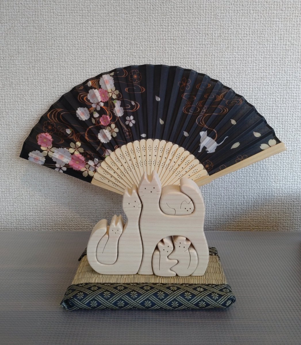 増えていく猫グッズ🐱 可愛い猫の組木は、先日の木風堂さんで買った
