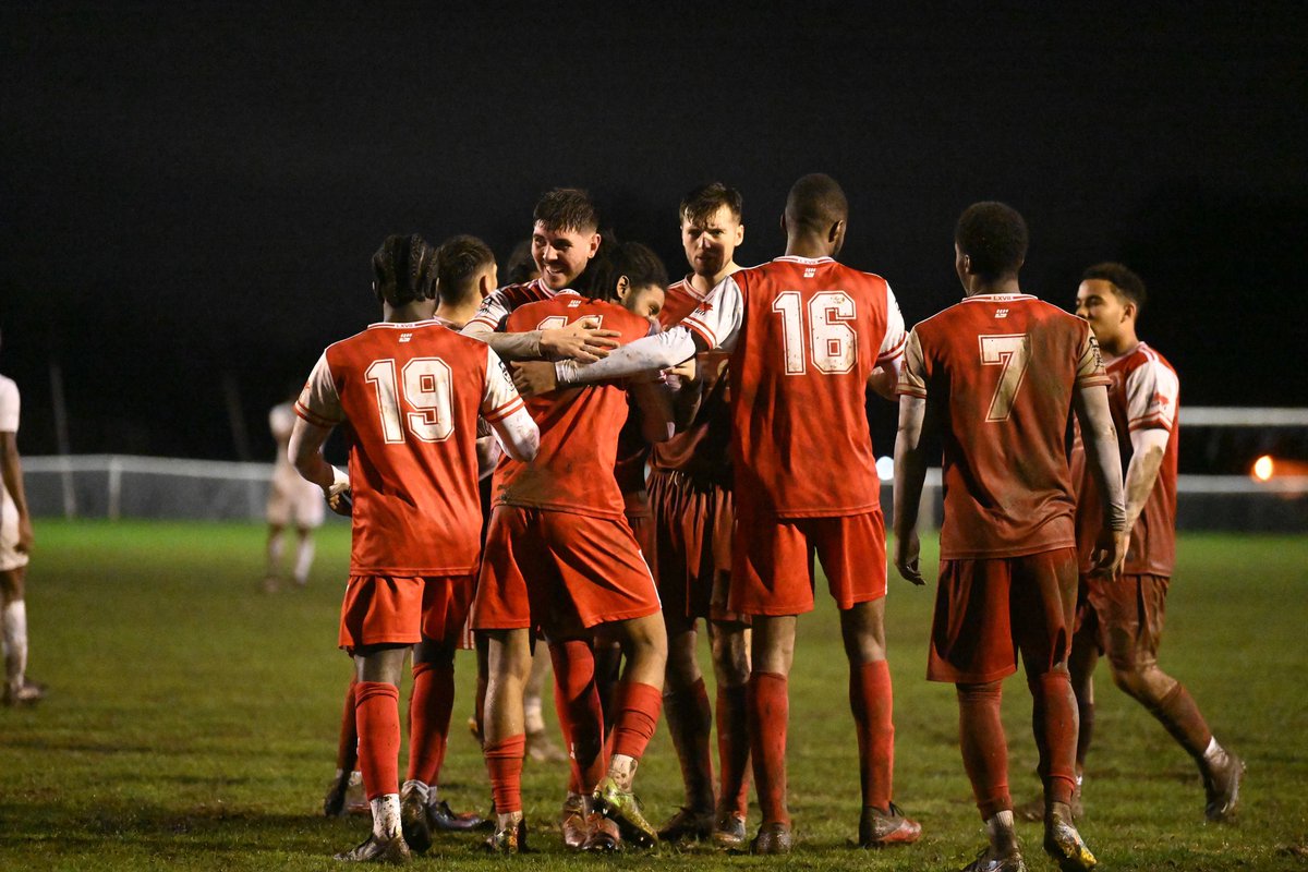 EnglandFootball's tweet photo. Incredible 🤩

We've loved seeing ALL your #GrassrootsFootball photos from March ❤️

Now it's over to you to pick the @englandfootball header for April 🗳

1️⃣ - @MKDonsFCWomen (Berks &amp; Bucks Cup)
2️⃣ - @SurreyNomads 
3️⃣ - @MoorsLadies 
4️⃣ - @CannonsWoodFC https://t.co/4pctDqipPU