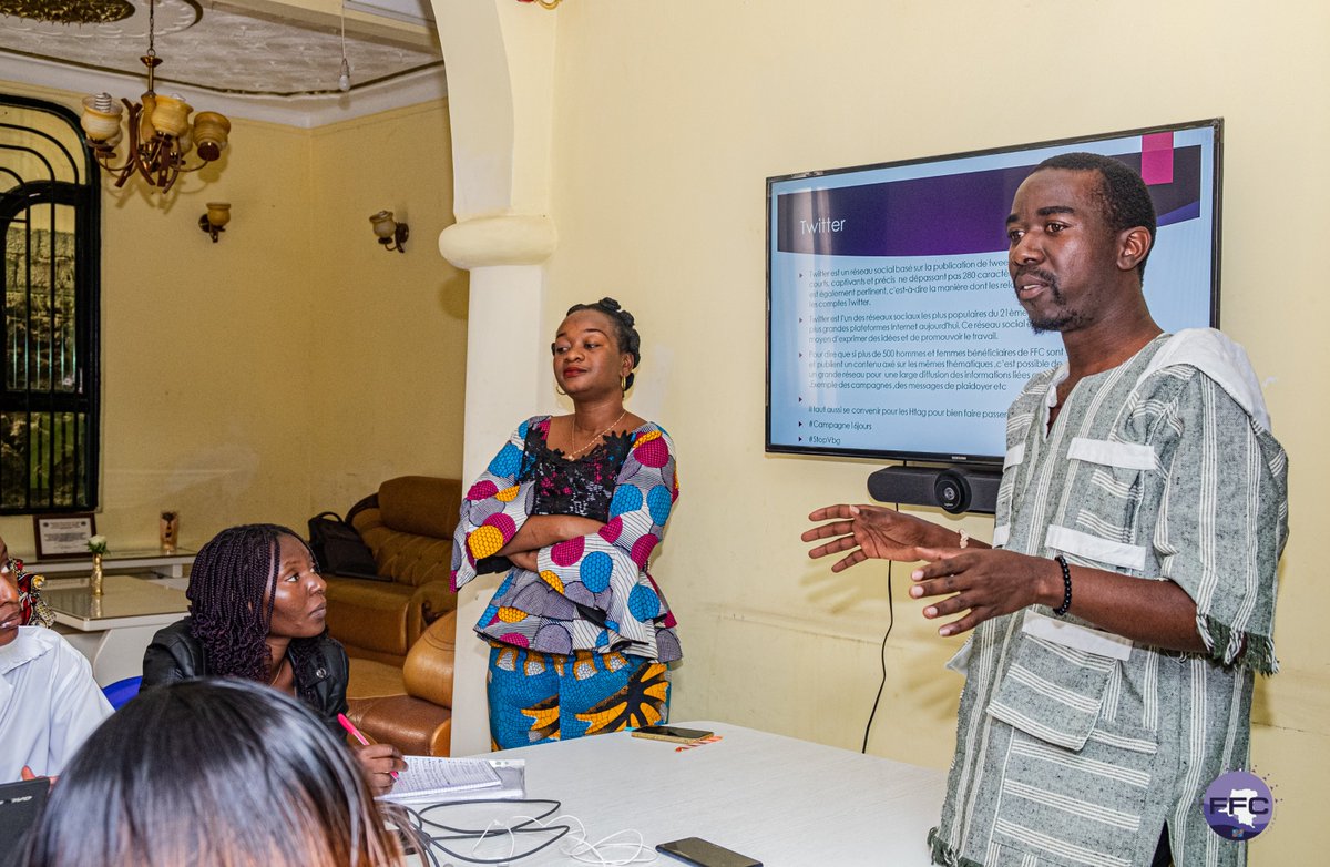 Hapeningnow à Goma,queques bénéficiaires de FFC ont été outillés ce 31 mars sur la communication digitale.
Pour cet avant -midi, les participants ont été  mis à jour sur les notions essentielles pour la bonne utilisation de l'application #Zoom,et #twiiter.
#EGALITE 
#NTIC