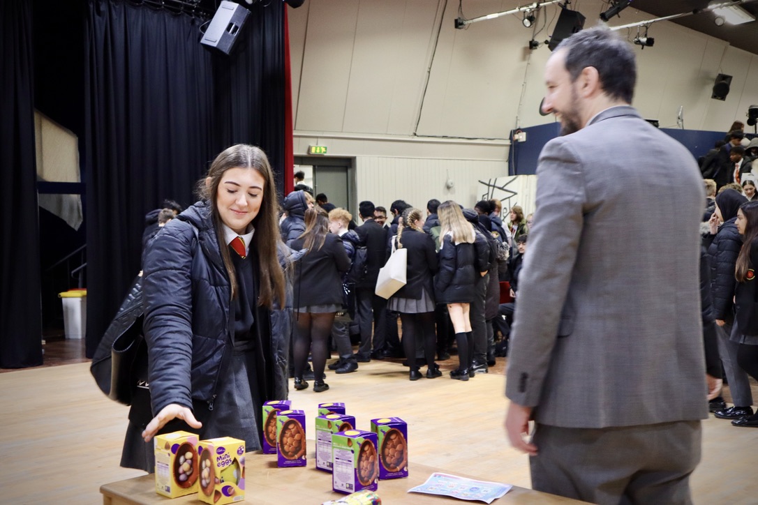 SmithillsSchool's tweet image. Year 11 Celebration Assembly 🥳

This morning we celebrated our yr 11 assembly with chocolates for their hard work and dedication to studying at Smithills School.

Well done to all the pupils that received prizes!

#celebration #assemblies #hardwork #chocolate #halfterm #welldone