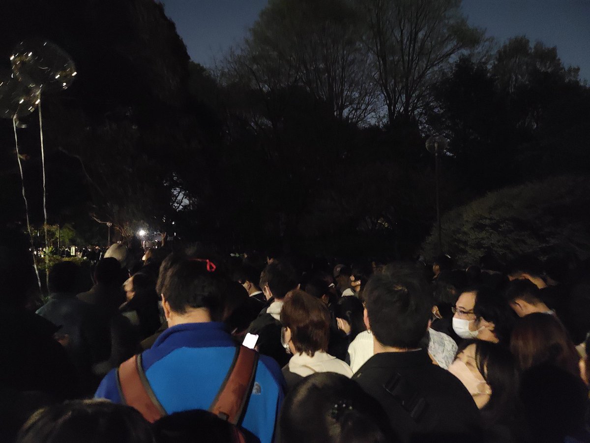 spacehunt's tweet photo. #新宿御苑 で何が起こっているか知っている人はいますか？
Does anyone know what's going on? Absolutely no crowd control. https://t.co/PpuMKTIFIe