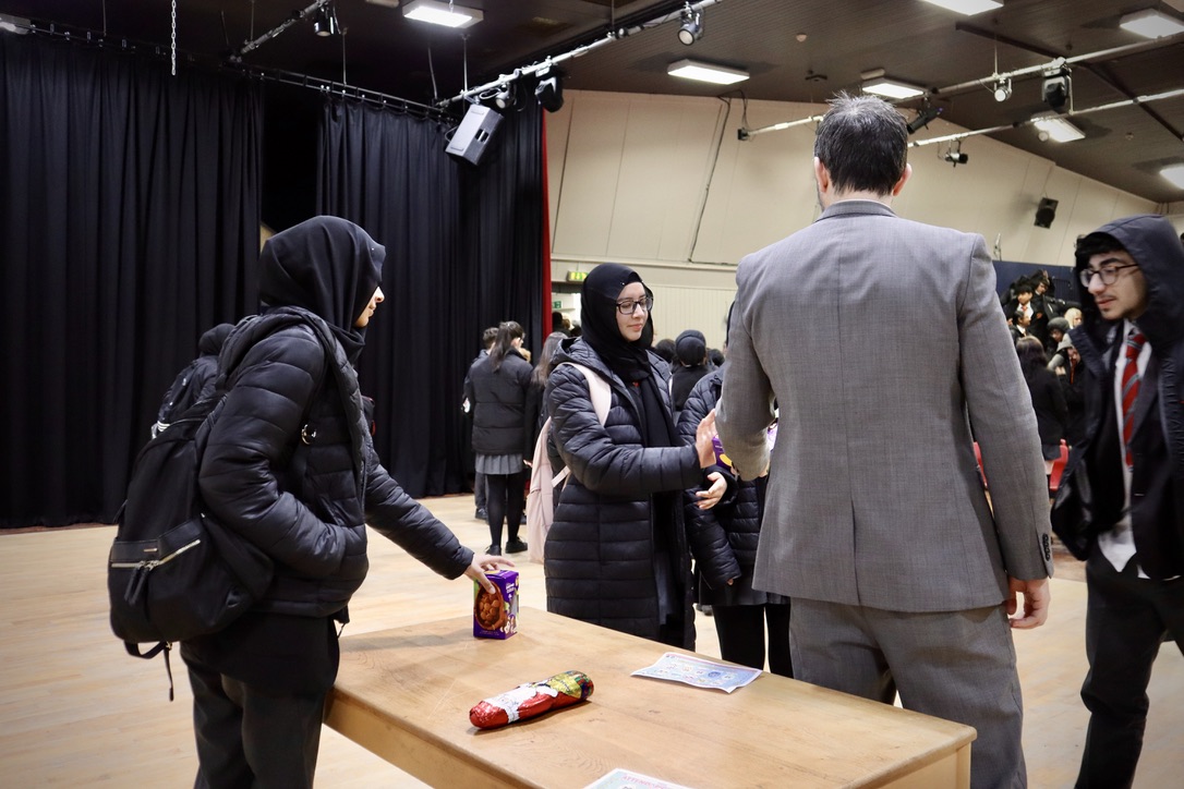 SmithillsSchool's tweet image. Year 11 Celebration Assembly 🥳

This morning we celebrated our yr 11 assembly with chocolates for their hard work and dedication to studying at Smithills School.

Well done to all the pupils that received prizes!

#celebration #assemblies #hardwork #chocolate #halfterm #welldone