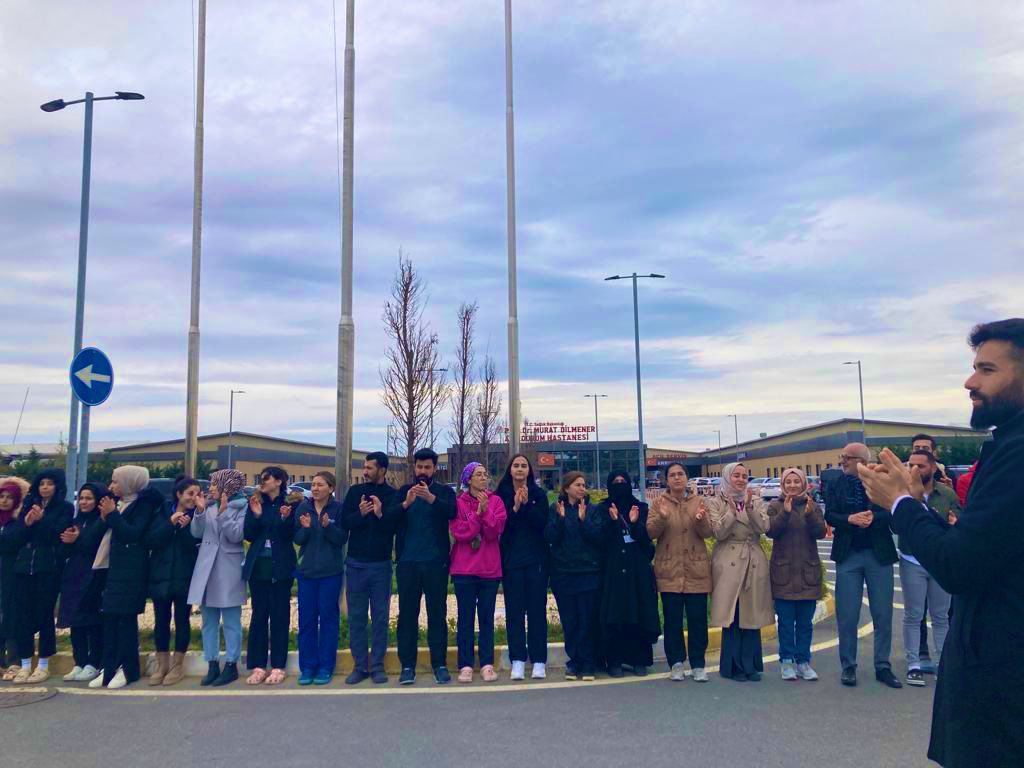 Biz VAZGEÇMEDİK.. 

#muratdilmenerinsesiniduy #muratdilmenerdesaglikcilarmagdur #muratdilmeneredokunma