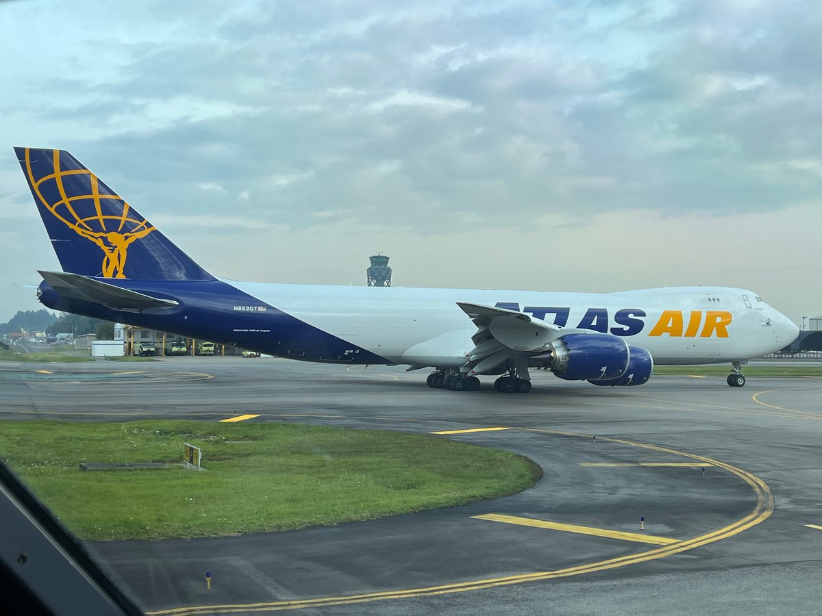 squicenom's tweet photo. No cualquier 747, ¡el propio 747! Creería que uno de lo más icónicos, el que literalmente selló el fin de una era. #Boeing747 https://t.co/kjBnuVjINf