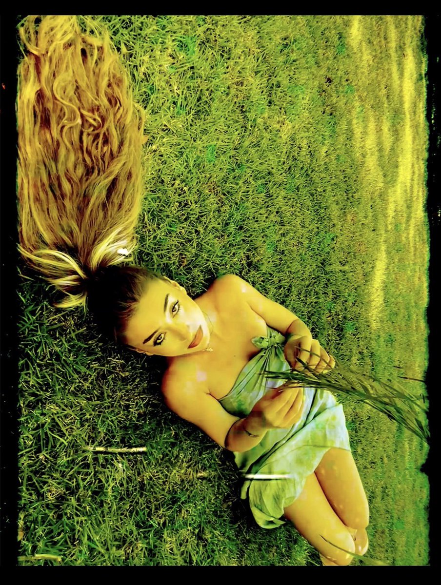 Caroline music vid<3 youtu.be/BM35RDh6z1o?fb…