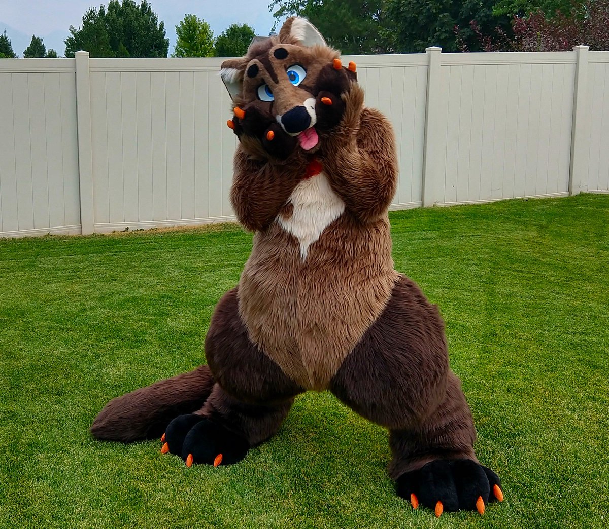 ViJackal's tweet photo. @CreatureHaven I was very self conscious on how I look in suit since I have a gut so I crafted mine to extend off my own body features https://t.co/Epabtazpp0