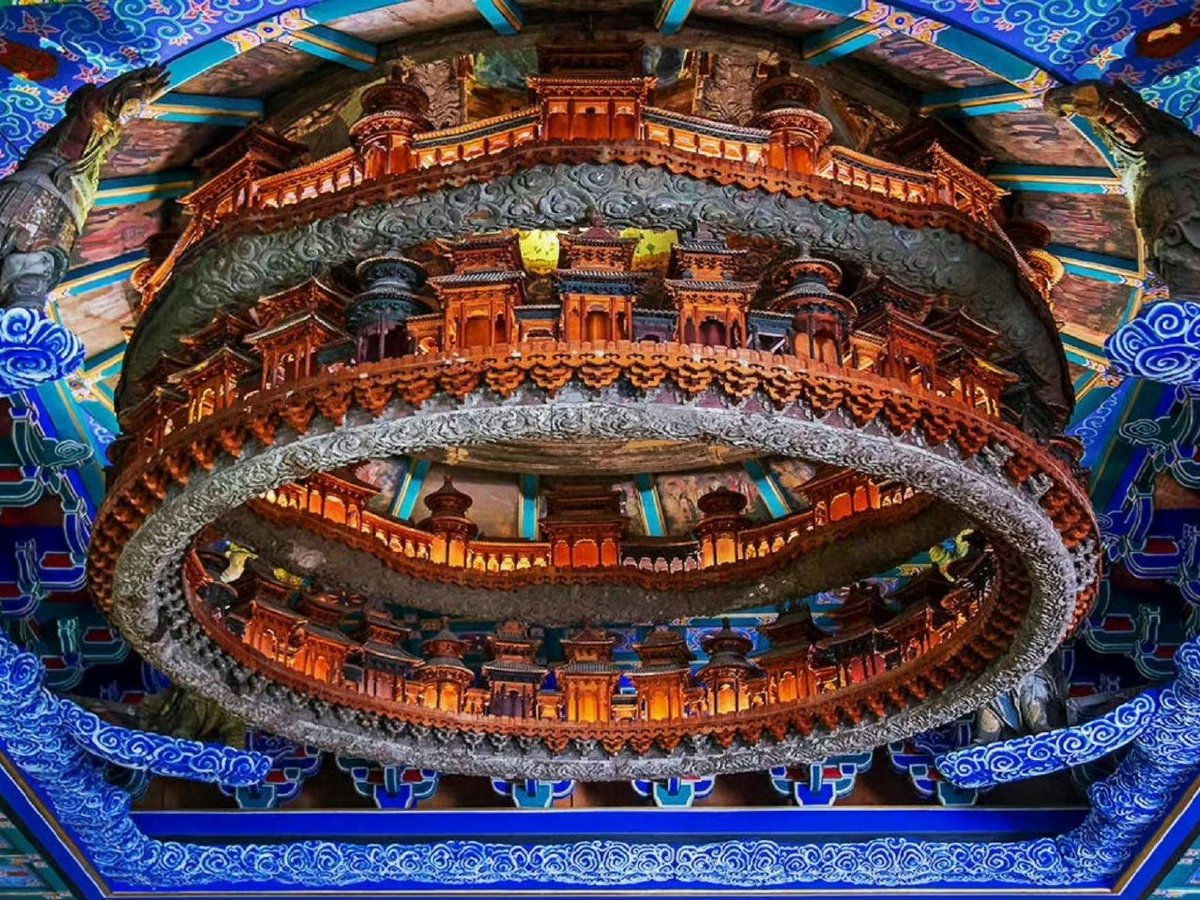 LanXin2021's tweet photo. 建築內呈穹窿狀嘅天花則稱作「藻井」,呢種天花嘅每一方格為一井,又飾以花紋、雕刻,彩畫,故名藻井。
「藻井」一詞,最早見於漢賦。藻井與普通天花一樣都系室內裝修嘅一種,但藻井只能用於最尊貴嘅建築物,像神佛或帝王寶座頂上。
#中國古建築 #Chinesebuilding https://t.co/wPbjbvJvGP