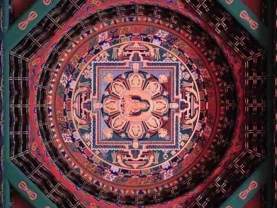 LanXin2021's tweet photo. 建築內呈穹窿狀嘅天花則稱作「藻井」,呢種天花嘅每一方格為一井,又飾以花紋、雕刻,彩畫,故名藻井。
「藻井」一詞,最早見於漢賦。藻井與普通天花一樣都系室內裝修嘅一種,但藻井只能用於最尊貴嘅建築物,像神佛或帝王寶座頂上。
#中國古建築 #Chinesebuilding https://t.co/wPbjbvJvGP