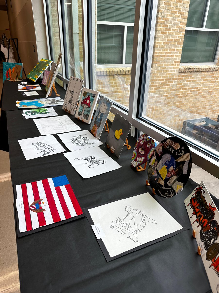 GladewaterGMS's tweet photo. GMS was well represented at the #ArtWalk last night! Thank you Weldon Elementary for inviting us, and a HUGE thank you to Ms. Brookshire and Ms. Ebeling for such a great show! #GOBEARS https://t.co/gjnpzX8mjI