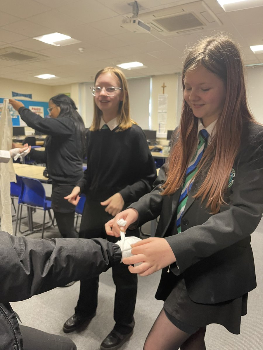 missandersonbio's tweet photo. โ๏ธ First Aid Club โ๏ธ
It was our first-aiders first scenario today: several S6 pupils and Miss Tytler had all sustained a cut to their hand โ๐ป They needed bandaged up, and I think our FAโs did a good job ๐ฉน
@stbenedictsren #FirstAid #FirstAidClub https://t.co/vKFS0fKWQm