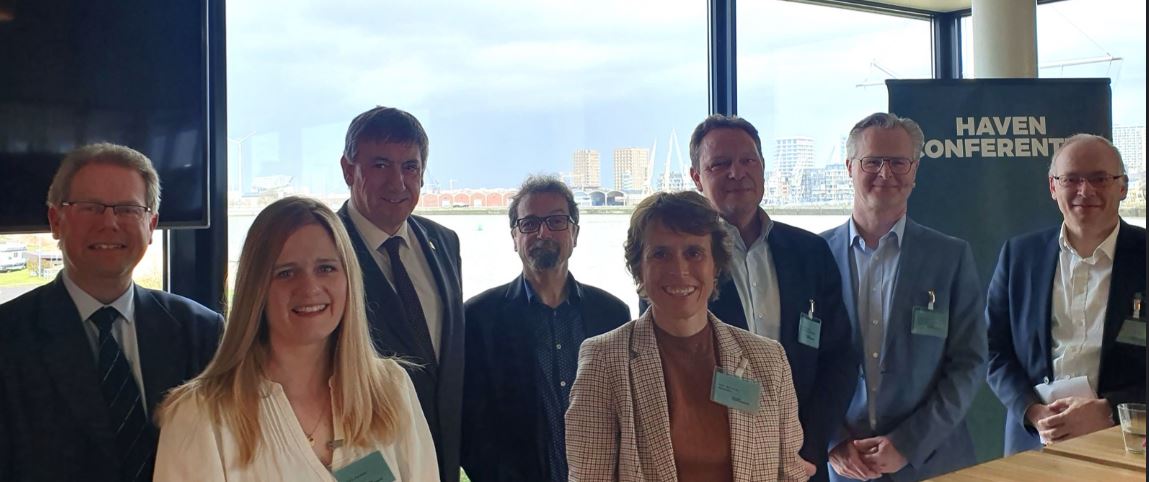 Gisteren gesproken op de #havenconferentie : een mooie affiche met boeiende panels. Over de troeven van de industrie en haven, over concurrentiekracht, welvaart en een duurzame toekomst. Dank <a href="/HavenMP/">MP Haven & Logistiek</a> <a href="/DSchonhage/">Daniëlle Schönhage</a> top event!