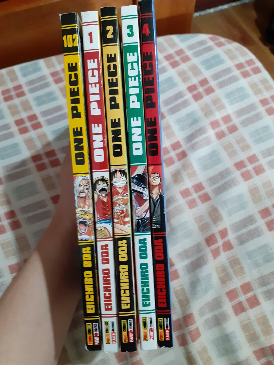 GabrielMelez's tweet photo. @BBMangas @MangasBrasil @LDesintoxicados @OfertasMangas 
Reimpressão dos 4 primeiros volumes de One Piece, estão iguais aos volumes que saem hoje. Foi feito na são Francisco mas a encadernação está boa. A única observação que eu tenho, se é realmente o mesmo papel dos atuais vols https://t.co/6Wz4GXTD3N