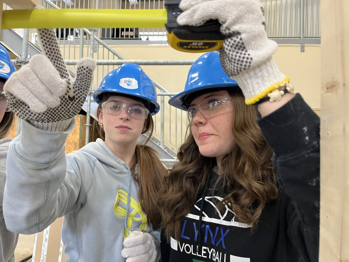 FredProjeanRC's tweet photo. Une vingtaine d’élèves de l’école secondaire catholique La Renaissance s’initient aujourd’hui aux métiers de la construction, à l’atelier du Syndicat des charpentiers, dans le Grand Sudbury. #icino  #nouvelon https://t.co/LOrbQNqAkA