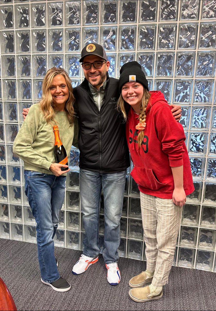 Hi. I'm Dan. I sell real estate in Michigan. People seem to like me because I'm polite and I am rarely late. In a couple of days I'm going to lose my blue checkmark. It's been a lot of fun, but life goes on. I appreciate you thinking of me if you need real estate help. Thanks! 😁