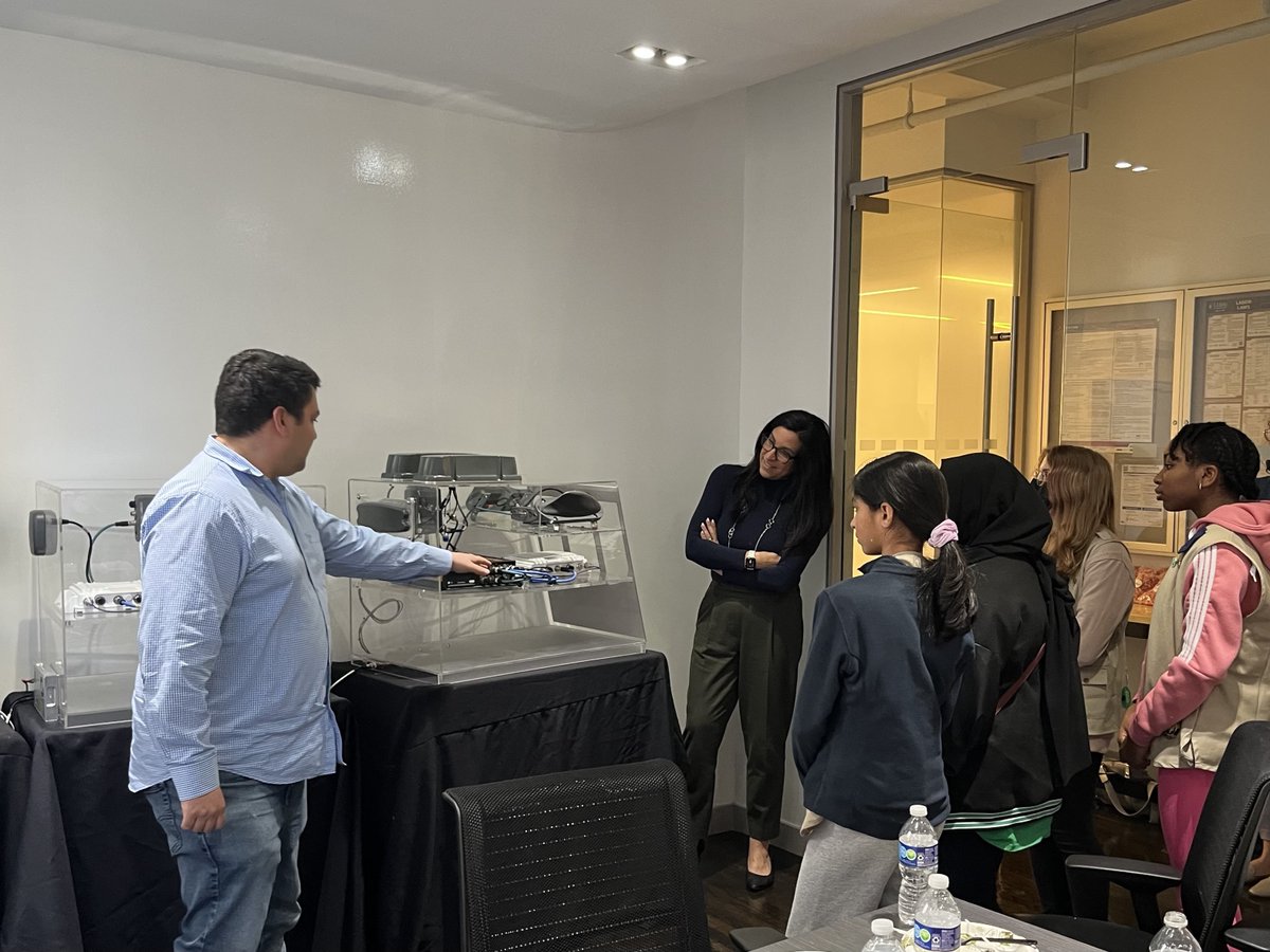 transitwireless's tweet image. We concluded #WomensHistoryMonth with a visit from future leaders in #STEM! 

Part of the Girl Scouts of Greater NY, the Leadership Institute group took a tour of our NOC to learn how public digital #connectivity contributes to social good.

Thanks for visiting, @girlscoutsnyc!