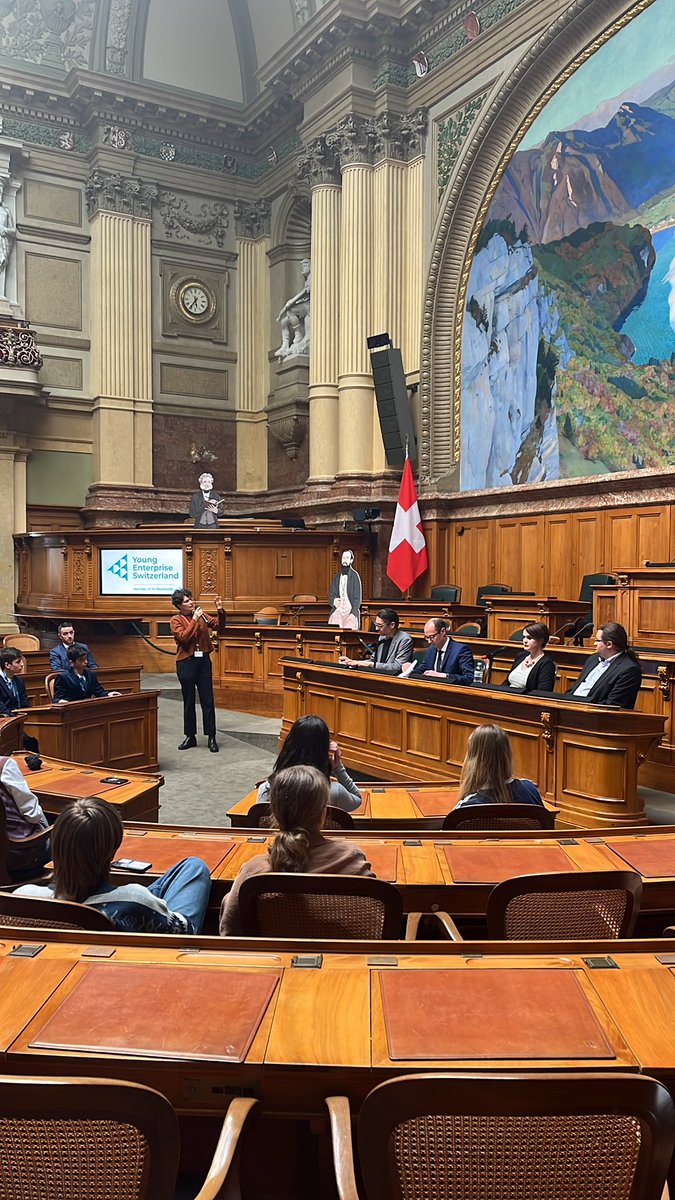 YES, wir sind im Bundeshaus mit den besten 60 Debattierenden der Schweiz. 🏛️ Mit dabei Parlamentarierin @Sarah_Wyss und Parlamentarier @martin_candinas, @joergmaeder und @anderageru 💙 Auf die vielen spannenden Fragen und eine interessante Diskussion! Danke für die Möglichkeit💬