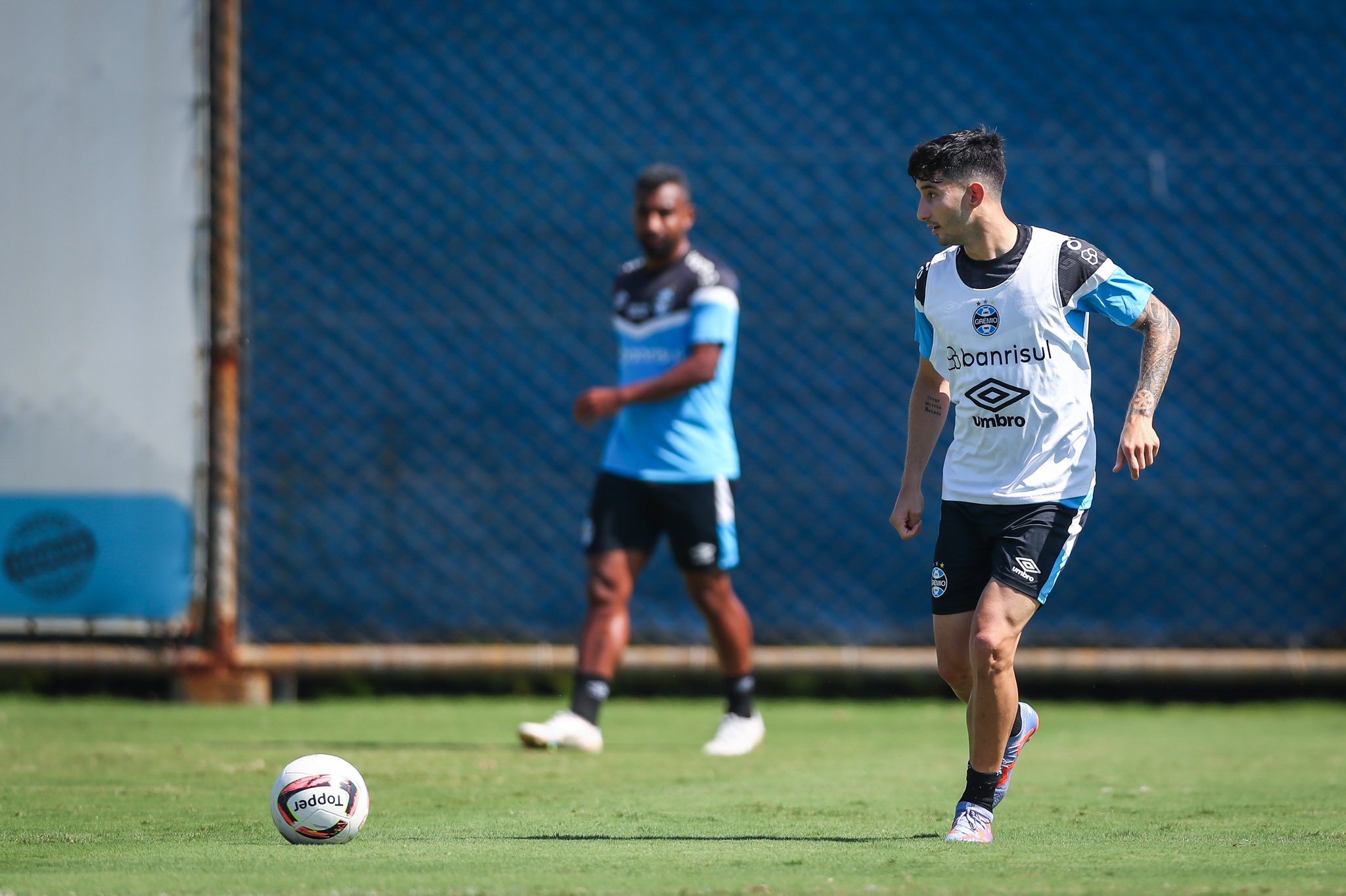 Sem quatro titulares, Grêmio divulga relacionados para pegar o Caxias; Volante é novidade