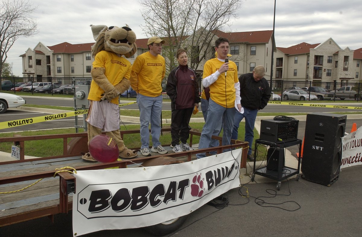 UnivArchives's tweet image. Morning preparations for #txst Bobcat Build, 2003

#txstUnivHistory