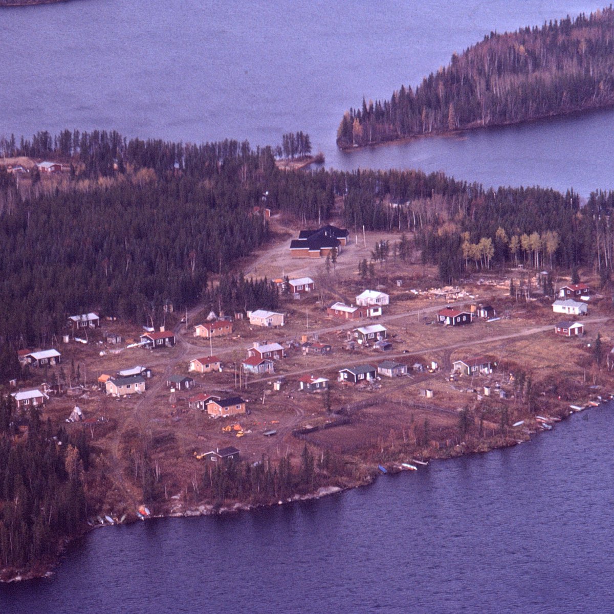 slfnha's tweet image. SLFNHA recognizes National Indigenous Languages Day today, March 31st. This is a day to recognize and celebrate the rich and diverse language across Kiiwetinoong. Remember to Love Your Language l Saa-kih-toon-kitanishinabemowin l ᕊᑭᑐᓐ ᑭᑕᐊᓂᔑᓇᐯᒧᐎᓐ
#indigenouslanguage