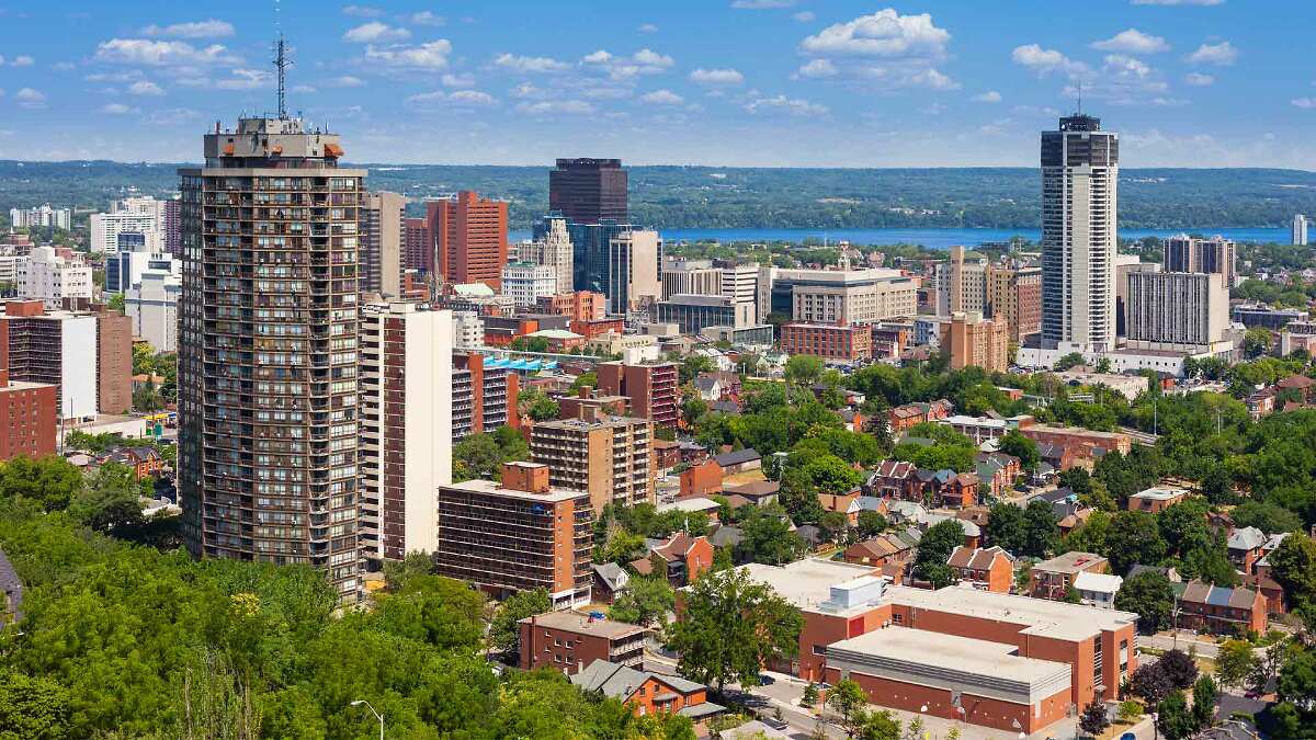 ChachadSoni's tweet photo. Toronto and Vancouver have around a $1,500 housing choice gap. Mississauga is in the $2,000 range. https://t.co/zRWFTY7SDT https://t.co/nKH2v5owD5