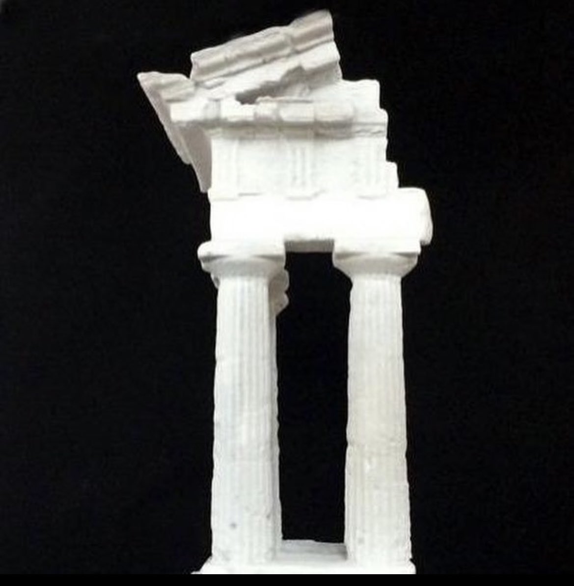 tryeco20's tweet photo. Celebriamo #Agrigento #CapitaleItalianaDellaCultura2025 con una stampa #3D del #TempiodeiDioscuri realizzato qualche anno fa come premio nella Valle dei Templi. 
Il tempio è stato stampato in 3D a polvere di gesso e successivamente dorato con foglia d’oro. 

#Agrigento2025 #MiC https://t.co/CWSOViraMI
