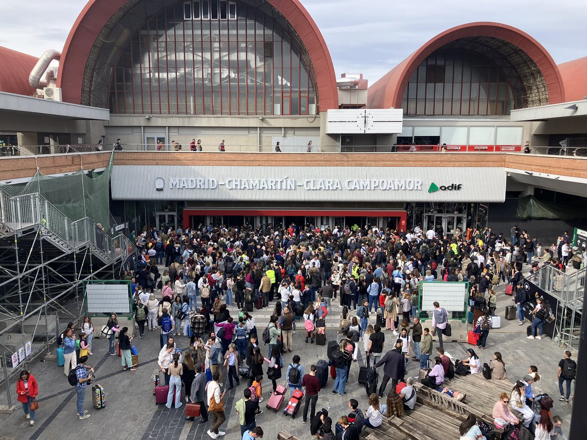 hugo_cnm's tweet photo. Así esta la entrada de Chamartin ahora mismo, no se puede entrar al vestíbulo que esta lleno por que no circulan trenes de Alta Velocidad por una averia 😳 https://t.co/1HgQh5y7tQ