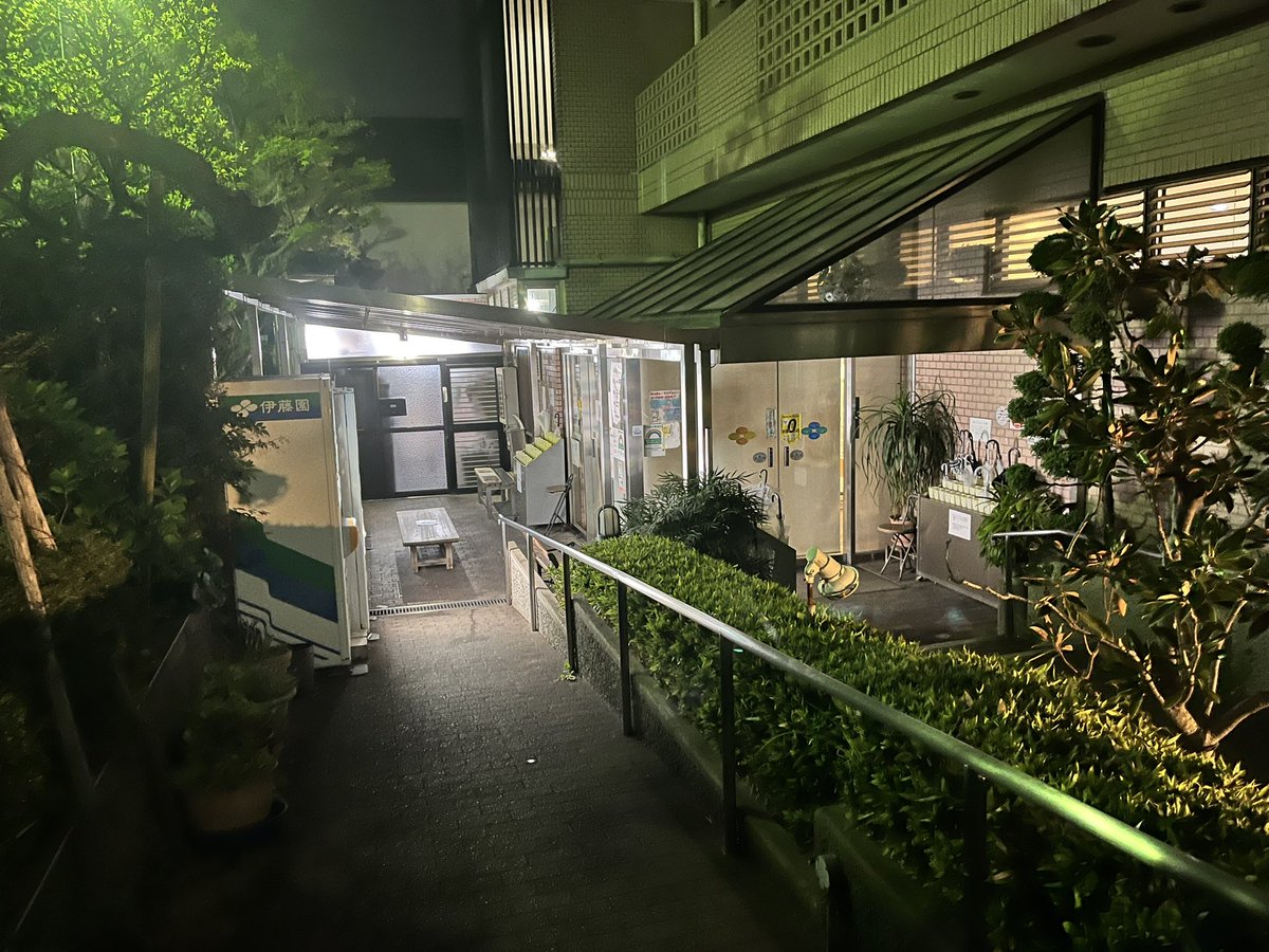 Soshigaya_NHS's tweet photo. おかげさまで最終営業日を無事に終えることができました。

看板の照明を落とし静かになった店内。
今は店主の娘達や姪甥達が最後の入浴をしています。
さすがに感慨深いですね。

何度も書いてしまいますが、改めて全ての皆様に感謝申し上げます。

長い間本当ありがとうございました。 https://t.co/RosozQ8Jm1