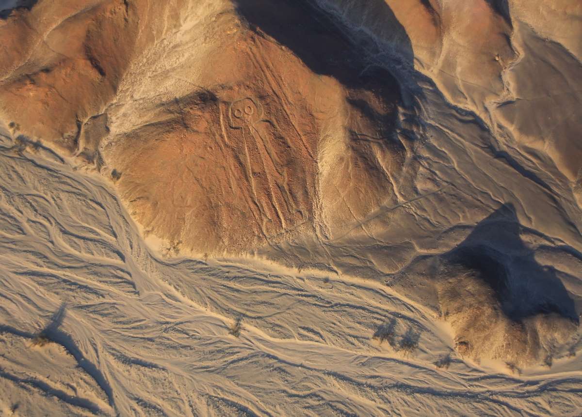 RondreisPeru's tweet photo. Verbluffend en mysterieus, de Nazcalijnen zijn een must-see tijdens een bezoek aan Peru! Deze 2000 jaar oude lijnen en figuren in de woestijn en zijn nog steeds een raadsel voor wetenschappers.

https://t.co/i6Vqk3dap5

#NascaLijnen #Peru #reizen #cultuur #avontuur #werelderfgoed https://t.co/cC80Kwda9e