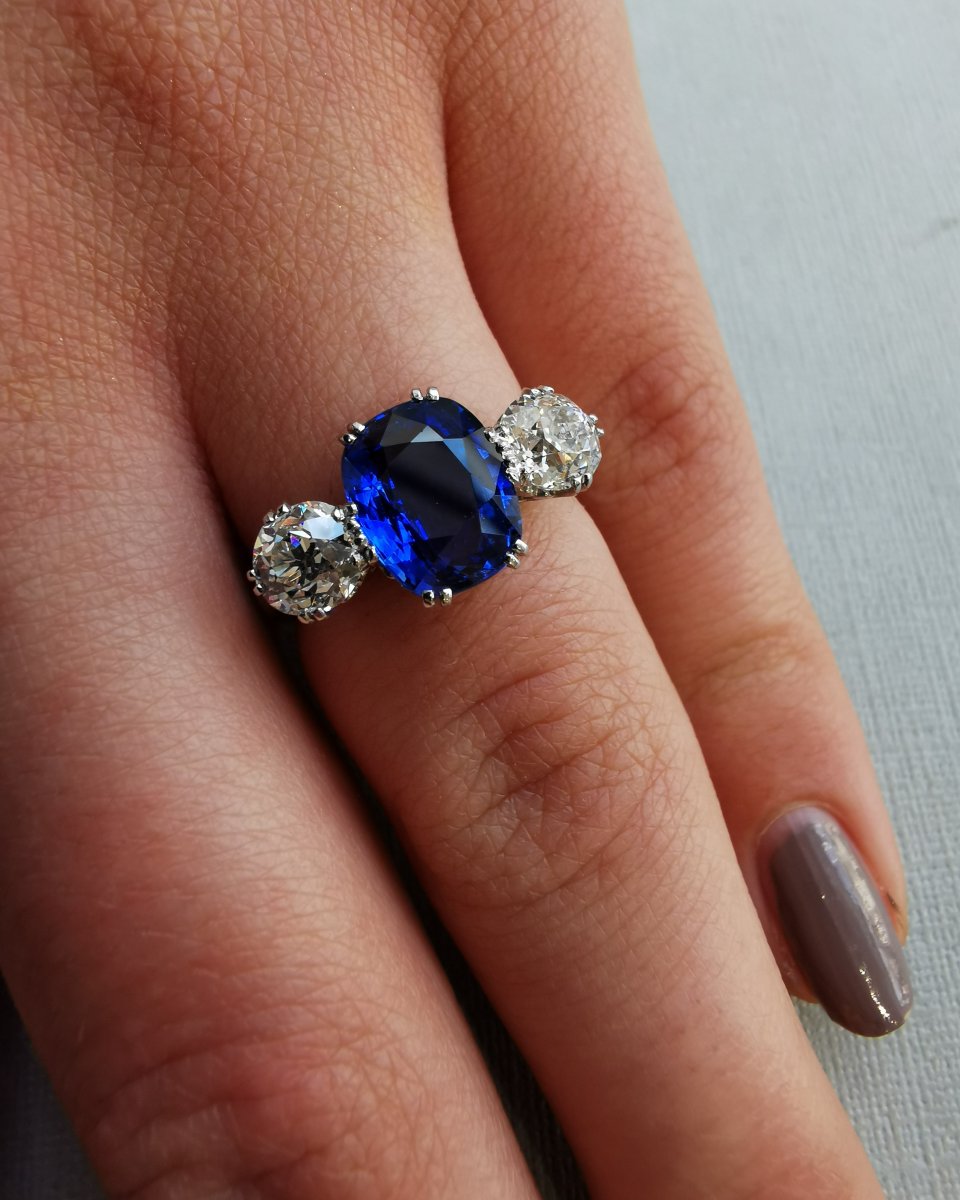 KayesJewellers's tweet photo. A spectacular vintage sapphire &amp; diamond trilogy ring. 

An impressive cushion cut sapphire weighing 3.13cts is mounted between a lively pair of old brilliant cut diamonds with a combined weight of 1.44cts. All securely claw set in platinum and mounted on a platinum shank. https://t.co/8XGEKwlihX