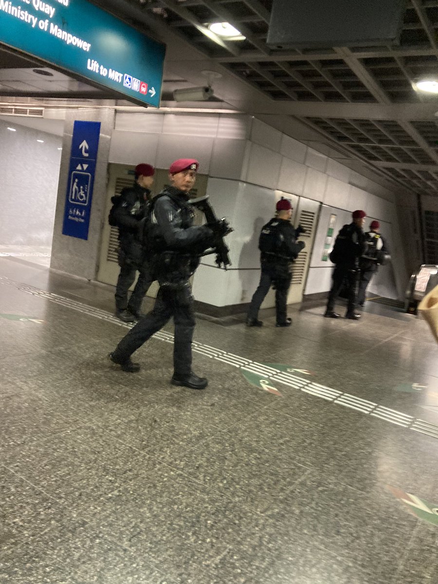 人材開発省(Ministry Of Manpower)の案内があるし、これはクラーク・キー駅かな?
近くにあるジャンボ・シーフードのチリクラブを久しぶりに食べたくなりました。
一方で、空軍博物館はパヤ・レバー空軍基地の近くだから、これはエイプリルフールのネタ投稿……?