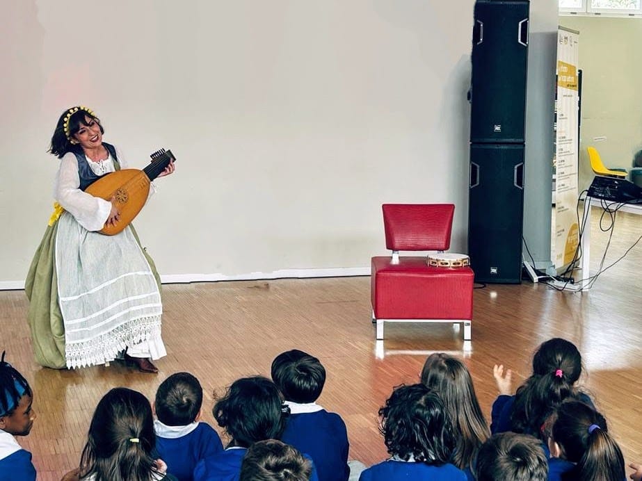 Il 14 e 15 marzo abbiamo riproposto lo spettacolo #Seicentina nella rassegna #Papillons di <a href="/_Vulcanica_/">Vulcanica Associazione Culturale</a> per le scuole primarie di #RioneroinVulture. Abbiamo ancora in mente lo stupore dei bambini, gli sguardi rapiti, i silenzi, le risate. Era ora che il teatro tornasse a scuola!