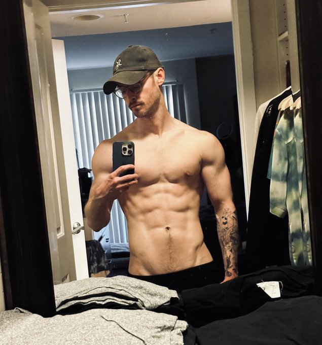 What should I wear? 🥺 https://t.co/b3yg6u2Yo6