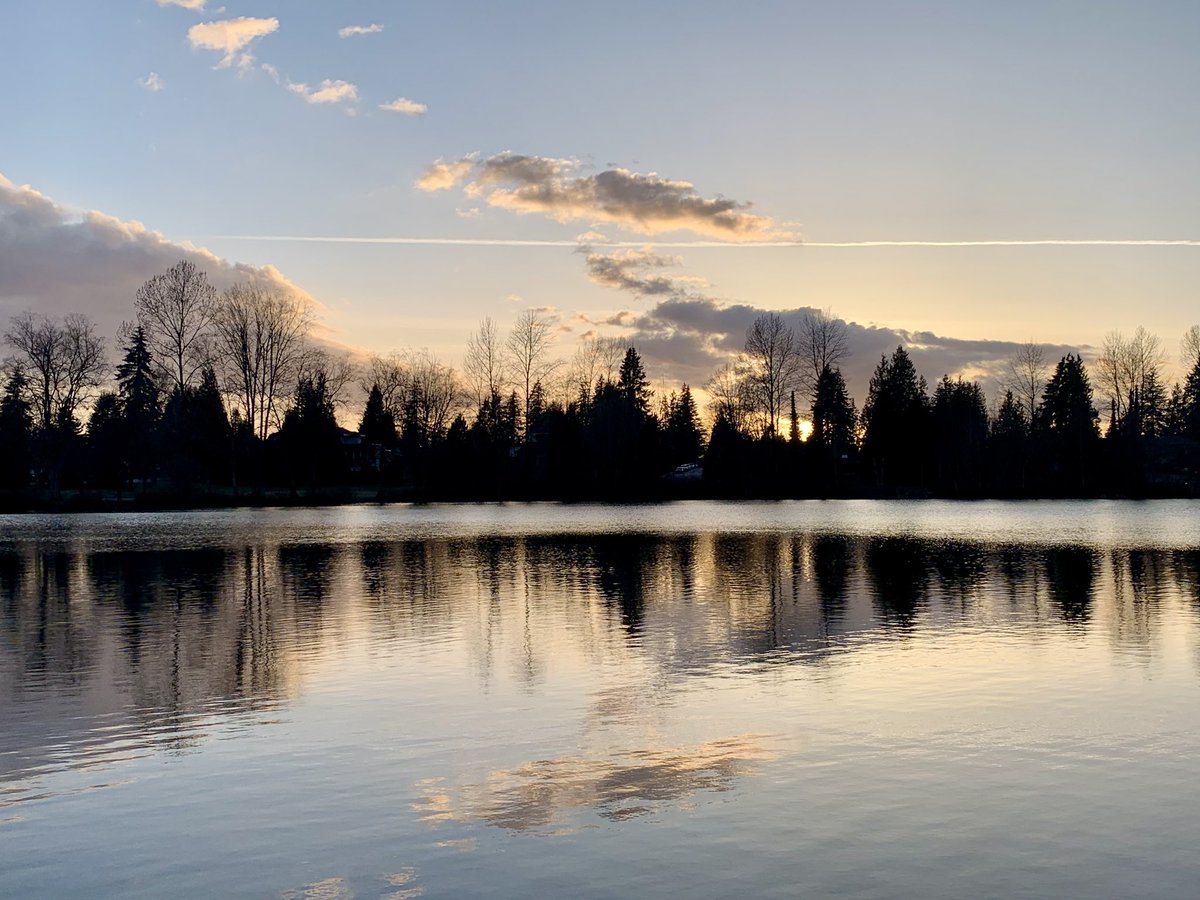 sunilvancouver's tweet photo. Beautiful sunset colours at Como Lake Park @cityofcoquitlam #comolake #sunset @CityNewsVAN https://t.co/XzZIH1M2XO
