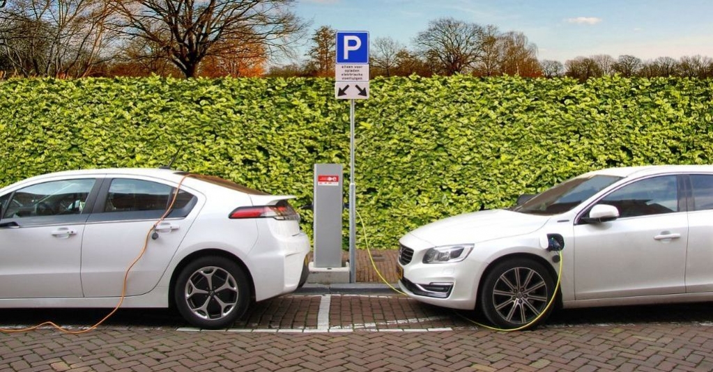 politicalbug_'s tweet photo. 🇪🇺 La #Germania ha ottenuto un accordo sulla legge europea in favore dell'#ambiente. L'#UE consentirà la vendita di #auto con motore a combustione interna oltre il 2035 a patto che siano alimentate da carburanti sintetici a #impattozero. https://t.co/lVrtTs6FKz