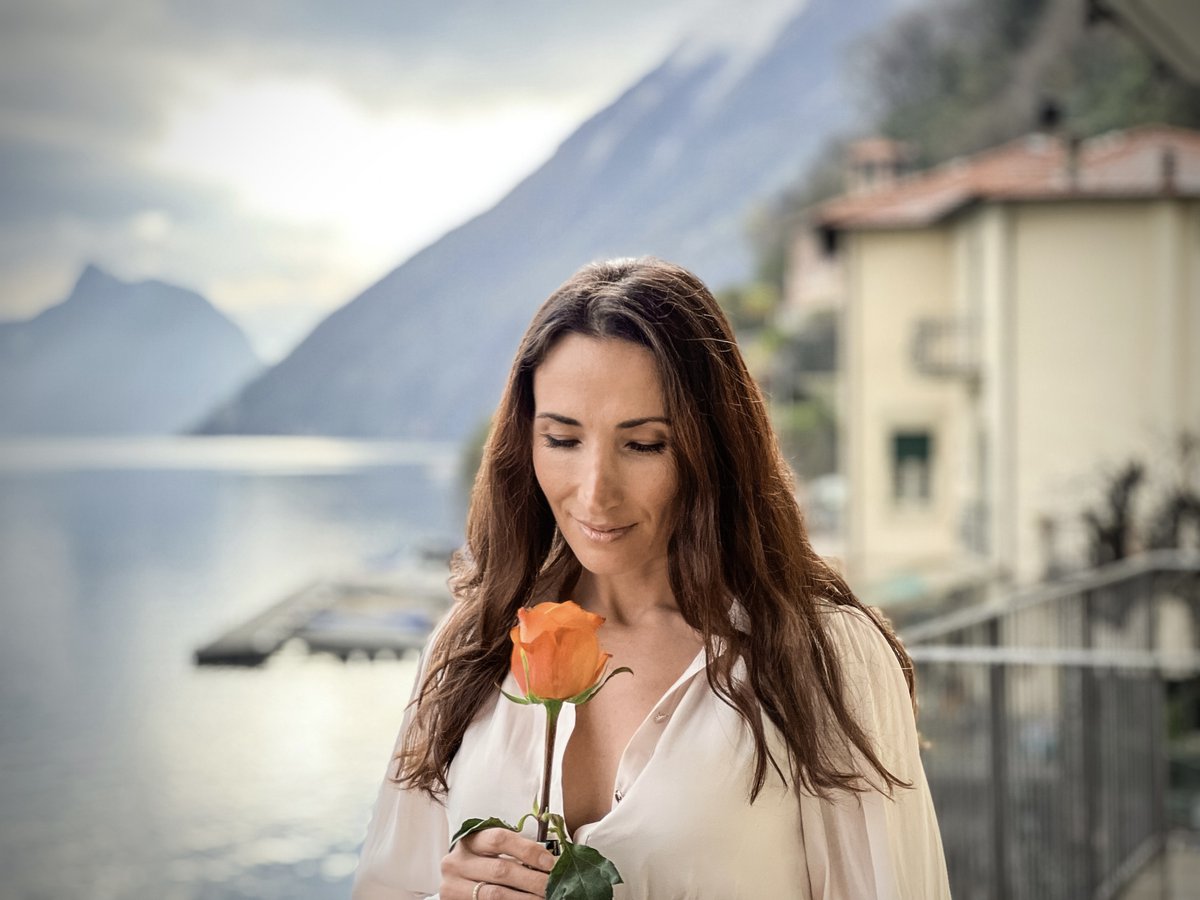 Lemelson's tweet photo. I was returning from a meeting today to meet #Presbytera at a cafe and came across a florist selling orange roses. It seemed like a good fit per il mio amore. https://t.co/PNSMGJjXQd