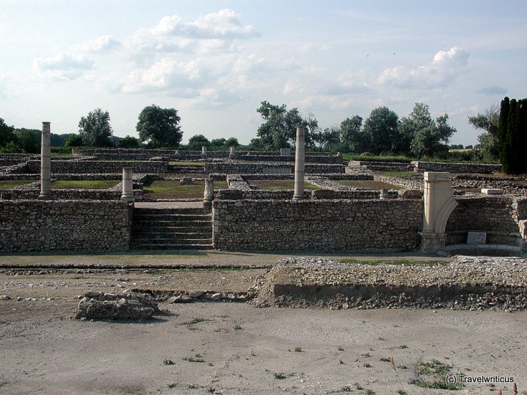 Travelwriticus's tweet photo. Right in the flat landscape of the Great Hungarian Plain, a few greyish-white columns erect to the blue sky. They are the remains of the #ancient #Roman settlement Gorsium-Herculia > https://t.co/q7MeJakTfS #hungary #romansite #romansites #romanempire #ancientcities https://t.co/N134YmGZKT