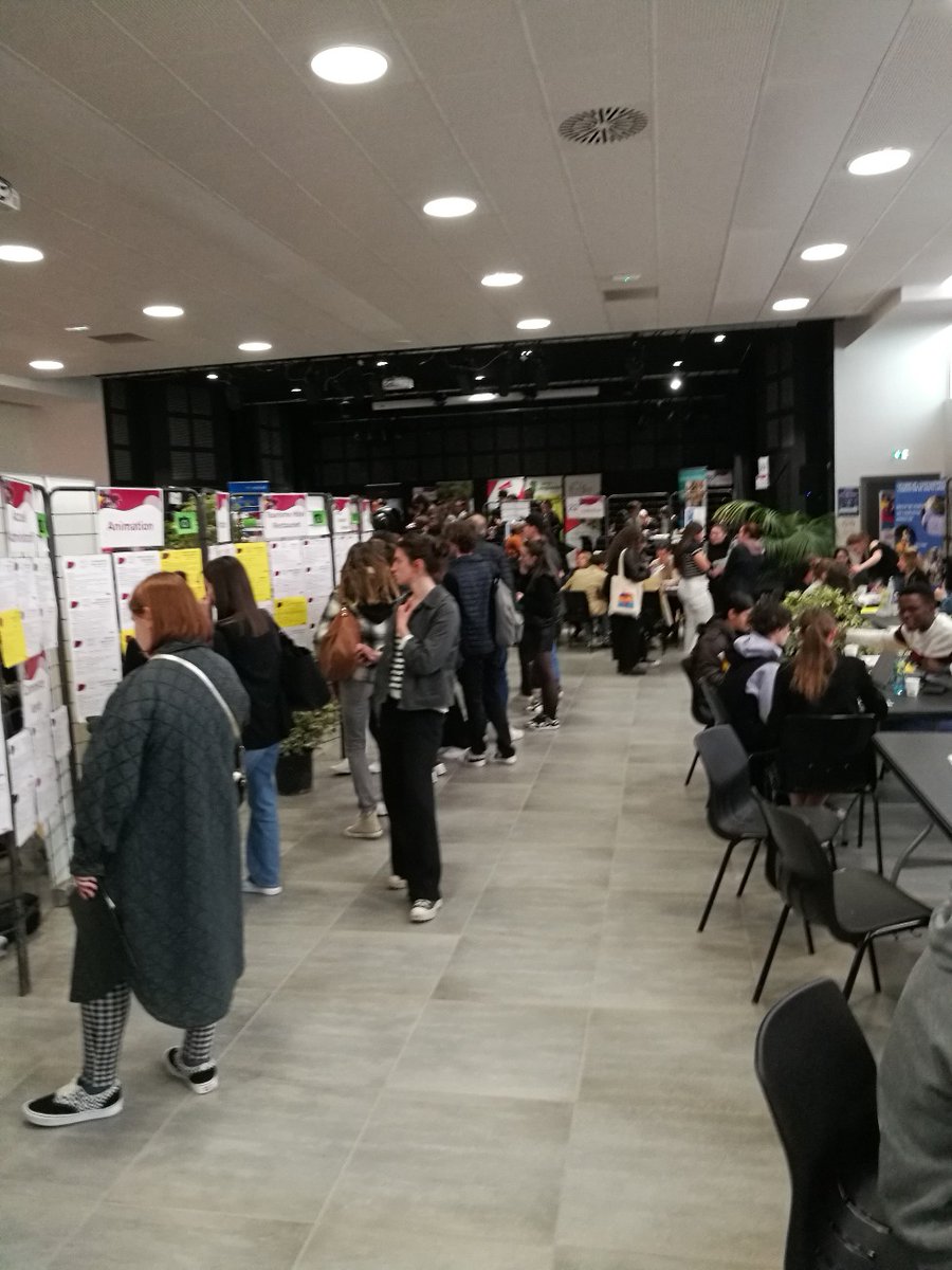 #AvecPôleEmploi du Puy-en-Velay et la Mission Locale du Velay, en direct du Jobs d'été. Plus de 800 jobs pour les jeunes, près de 30 recruteurs ou partenaires présents. Visite du forum avec le Maire du Puy, partenaire. <a href="/MLVelay/">Mission Locale du Velay</a> @kboupe @poleemploi_ara