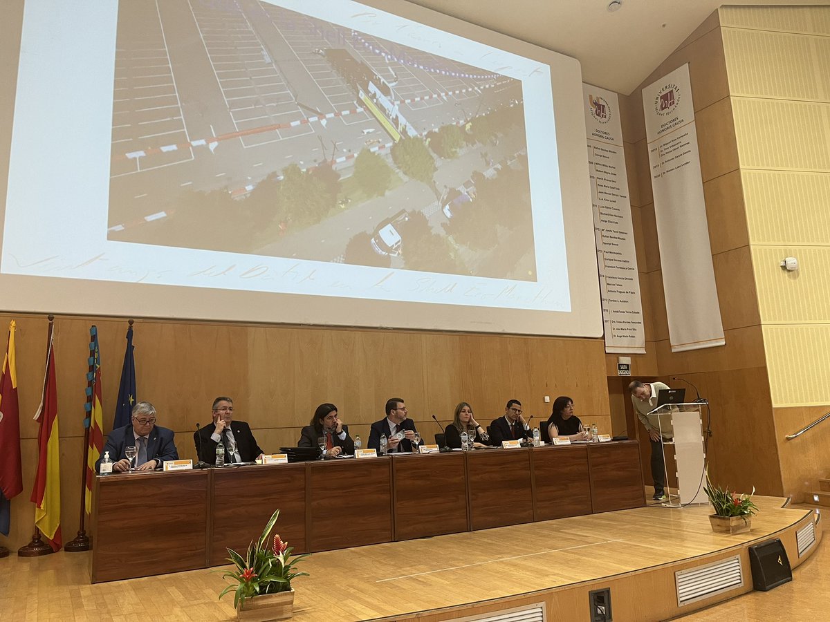 El profesor Miguel Ángel Oliva imparte la lección magistral “20 años del Datil en la Shell Eco-Marathon”