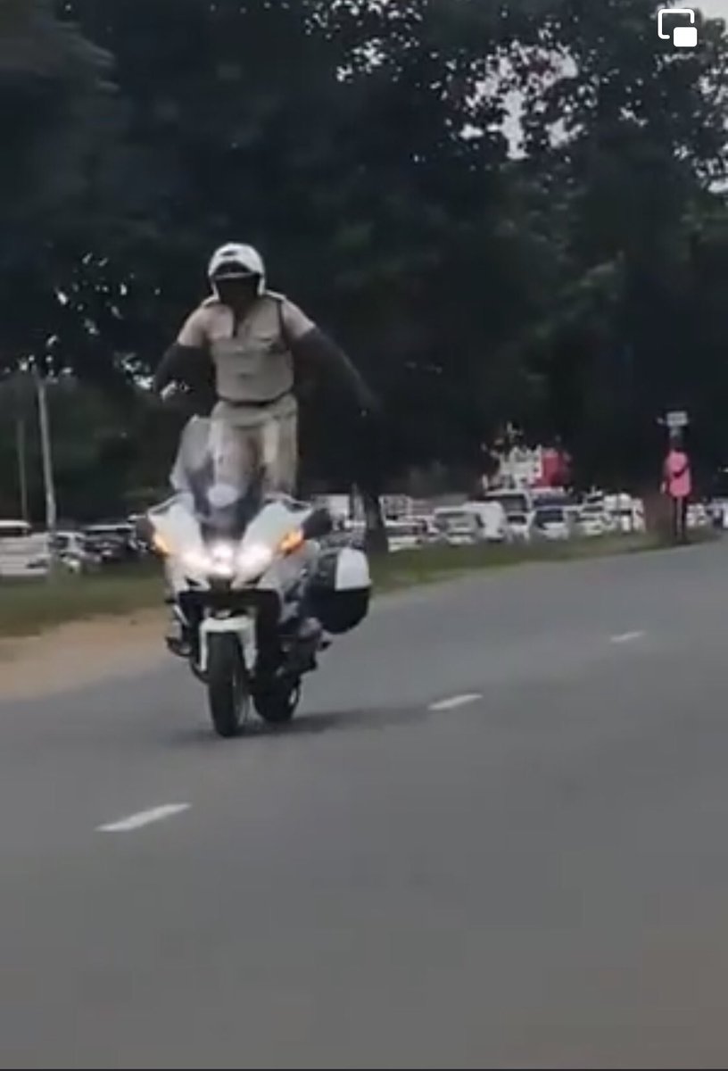 chishimbaxo's tweet photo. Zambian officers aren't real ppl😭performing stunts during a high profile motorcade¿?😭 https://t.co/UxIUIAe4gs