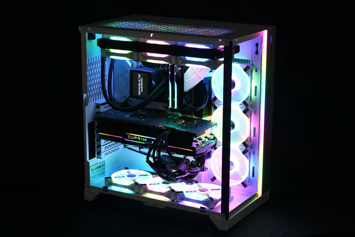 StartEsport's tweet image. Jetez un œil à notre toute nouvelle création, une véritable bête ! 😍 Elle sort de l&apos;usine avec une #configpc qui en fera pâlir plus d&apos;un ! 

🚀 La config : processeur Intel Core i9-12900k, carte graphique MSI RTX 4090 SUPRIM LIQUID X et la carte mère MSI MPG Z690 Force WIFI !