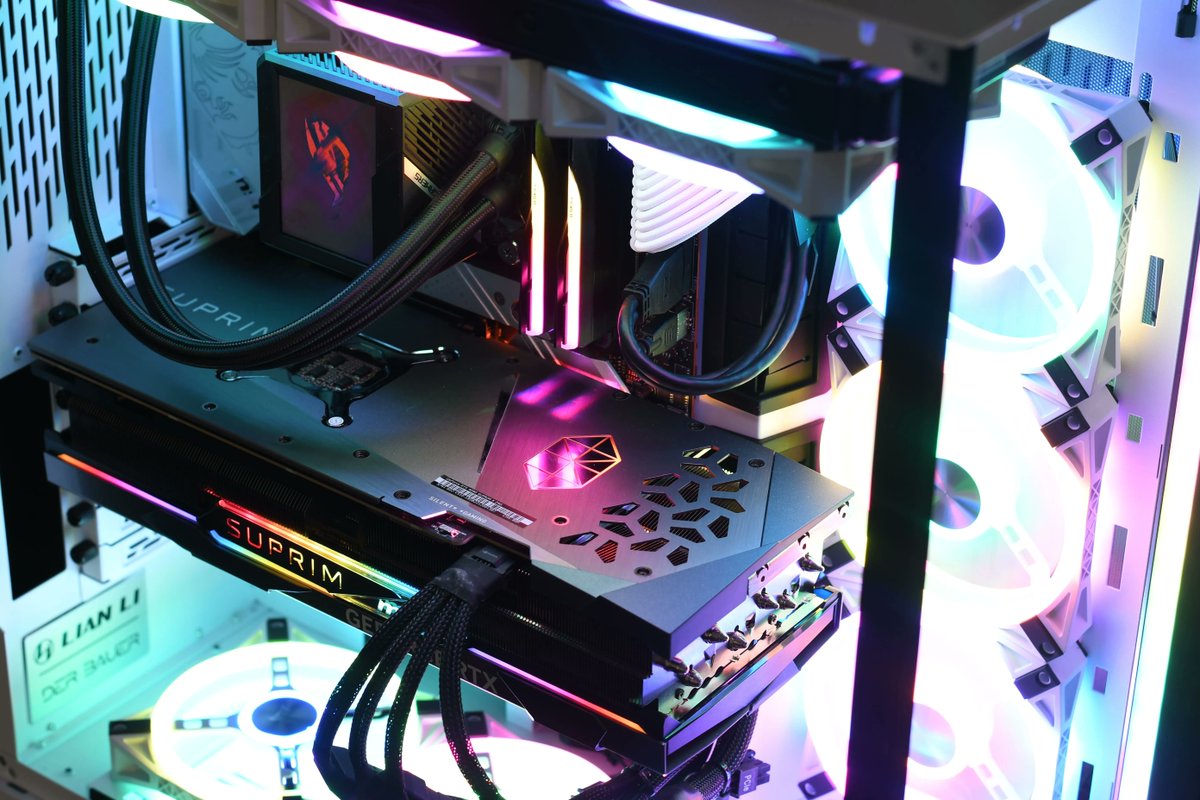 StartEsport's tweet image. Jetez un œil à notre toute nouvelle création, une véritable bête ! 😍 Elle sort de l&apos;usine avec une #configpc qui en fera pâlir plus d&apos;un ! 

🚀 La config : processeur Intel Core i9-12900k, carte graphique MSI RTX 4090 SUPRIM LIQUID X et la carte mère MSI MPG Z690 Force WIFI !