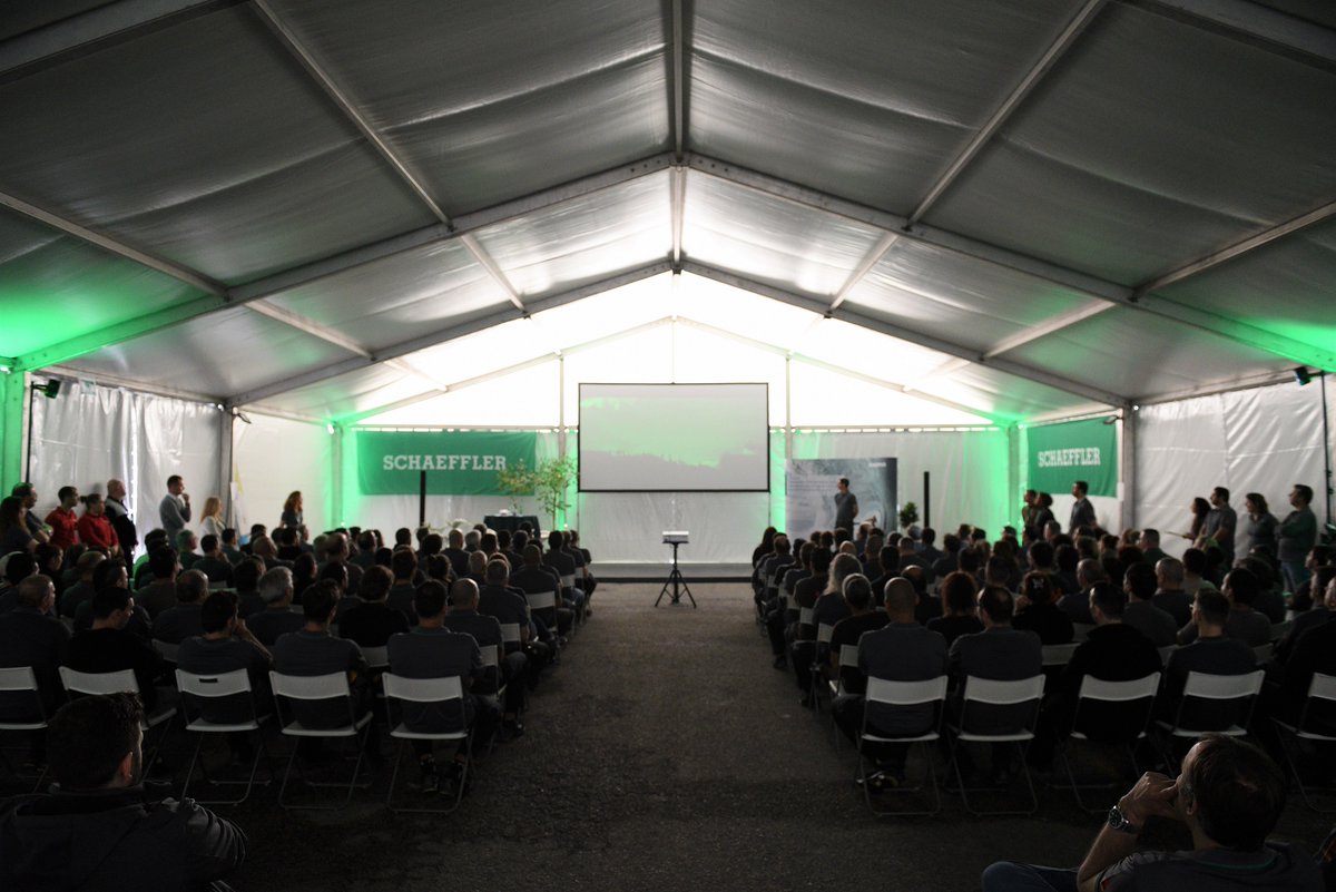 SchaefflerGroup's tweet photo. Our plant in Portugal is only a 30-minute drive from Nazaré – the place where @SebastianSurfs broke the world record for riding the biggest wave in history last year. 🌊 His visit today with a Meet&amp;Greet session was a highlight for the colleagues! #WeAreSchaeffler #bigwavesurfer https://t.co/SN1XRptGTs